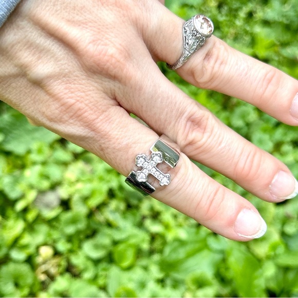 NWT Chunky Rhinestone Cross Ring - Picture 3 of 3